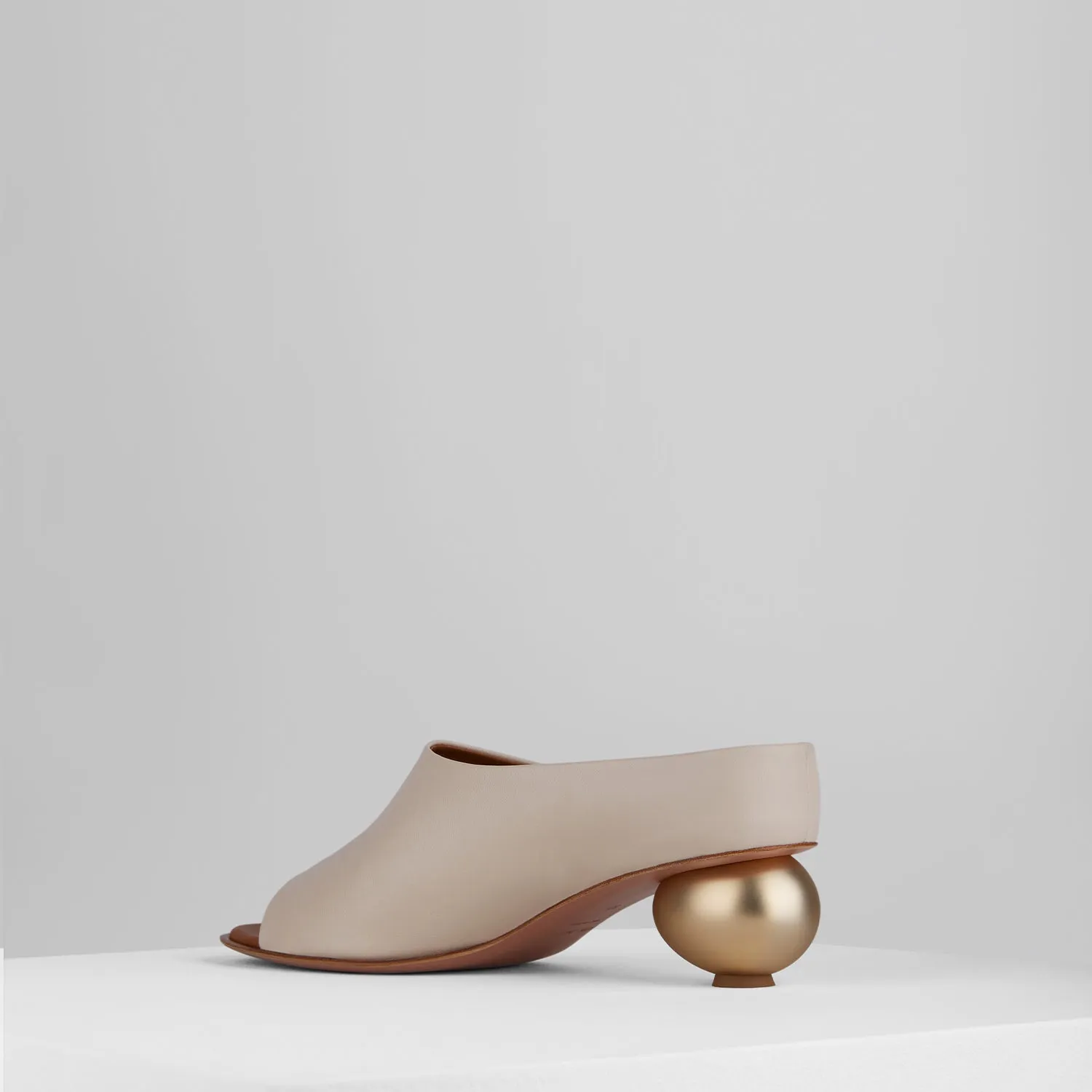 Egg Sandals in Cera